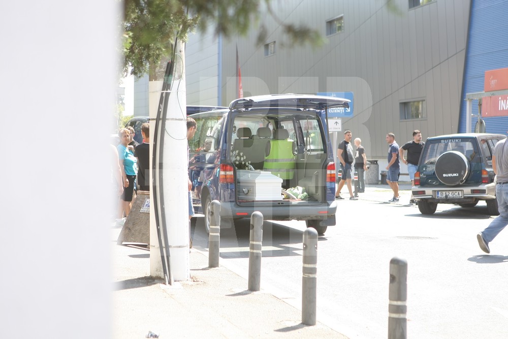 VIDEO. Înmormântarea femeii sinucigașe de la Brănești și a celor trei fetițe. Trupul neînsuflețit al mamei, depus separat la capelă / GALERIE FOTO