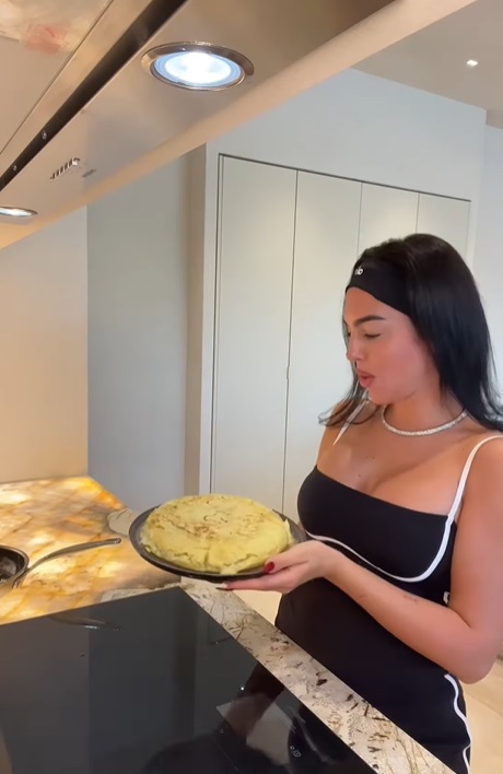 Georgina Rodriguez, virală pe Instagram cu rețeta ei de omletă spaniolă. Clipul în care iubita lui Cristiano Ronaldo gătește are peste 71 de milioane de vizualizări