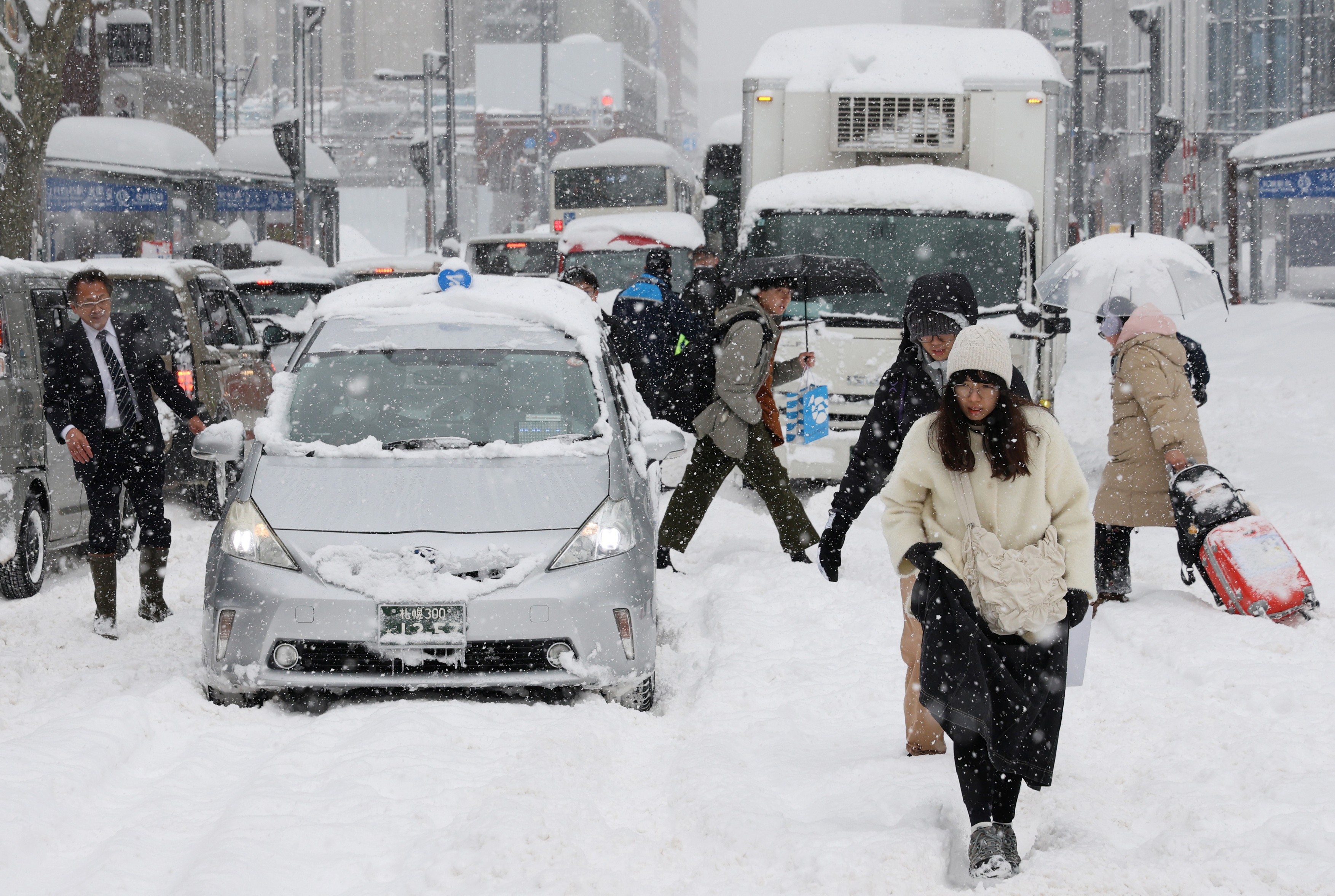 Val de ninsori extreme în Japonia: orașe acoperite de zăpadă, transport afectat