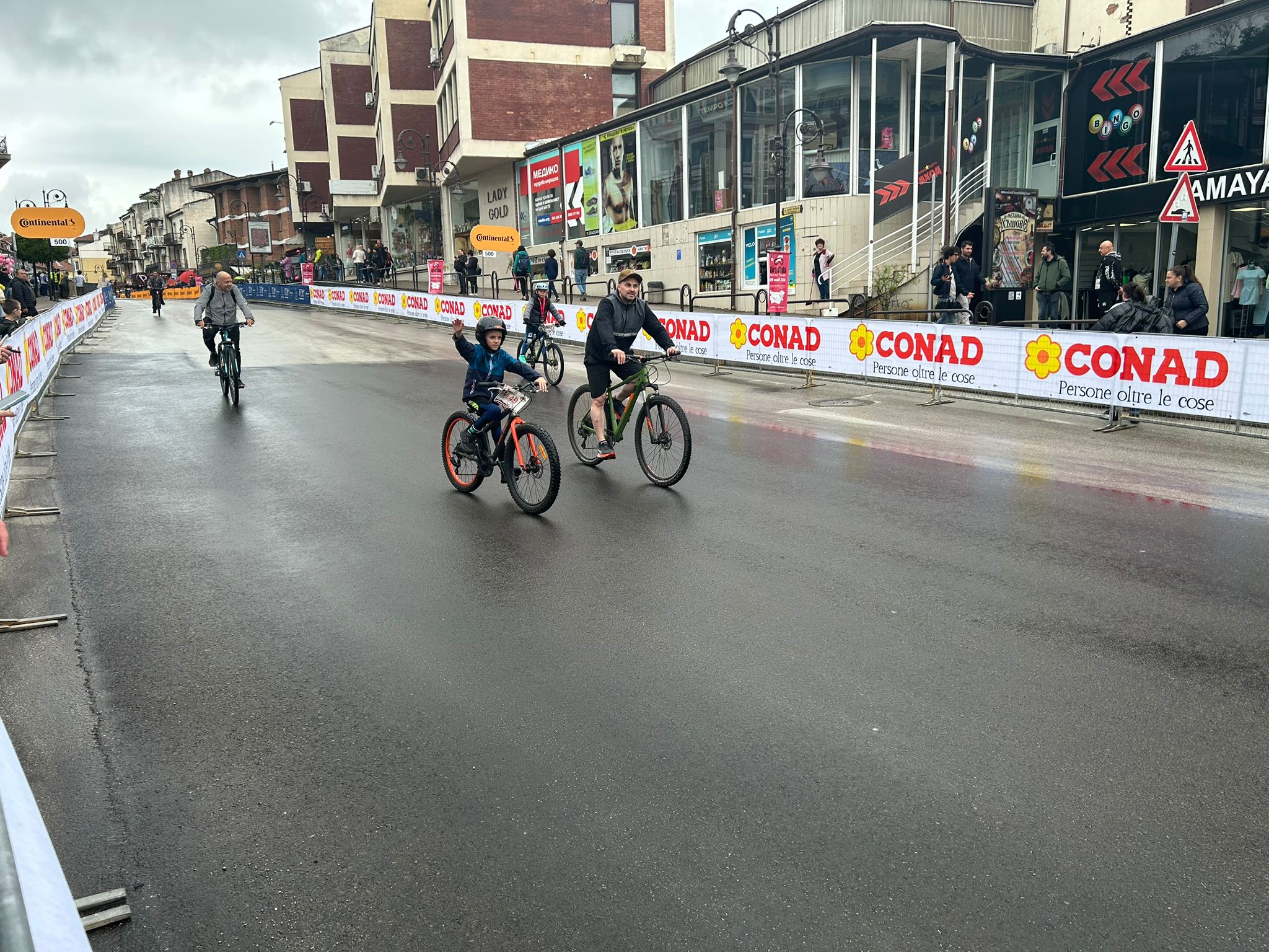 Sute de români au venit să-l vadă pe Jonas Vingegaard la Veliko Tarnovo. Cine a câștigat etapa a doua din Bulgaria, după căzătura masivă din final