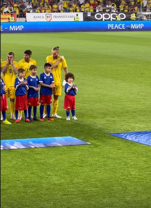 Nepotul lui Victor Pițurcă, pe teren la deschiderea meciului România - Liechtenstein. Cristina Ich s-a mândrit cu apariția băiețelului ei