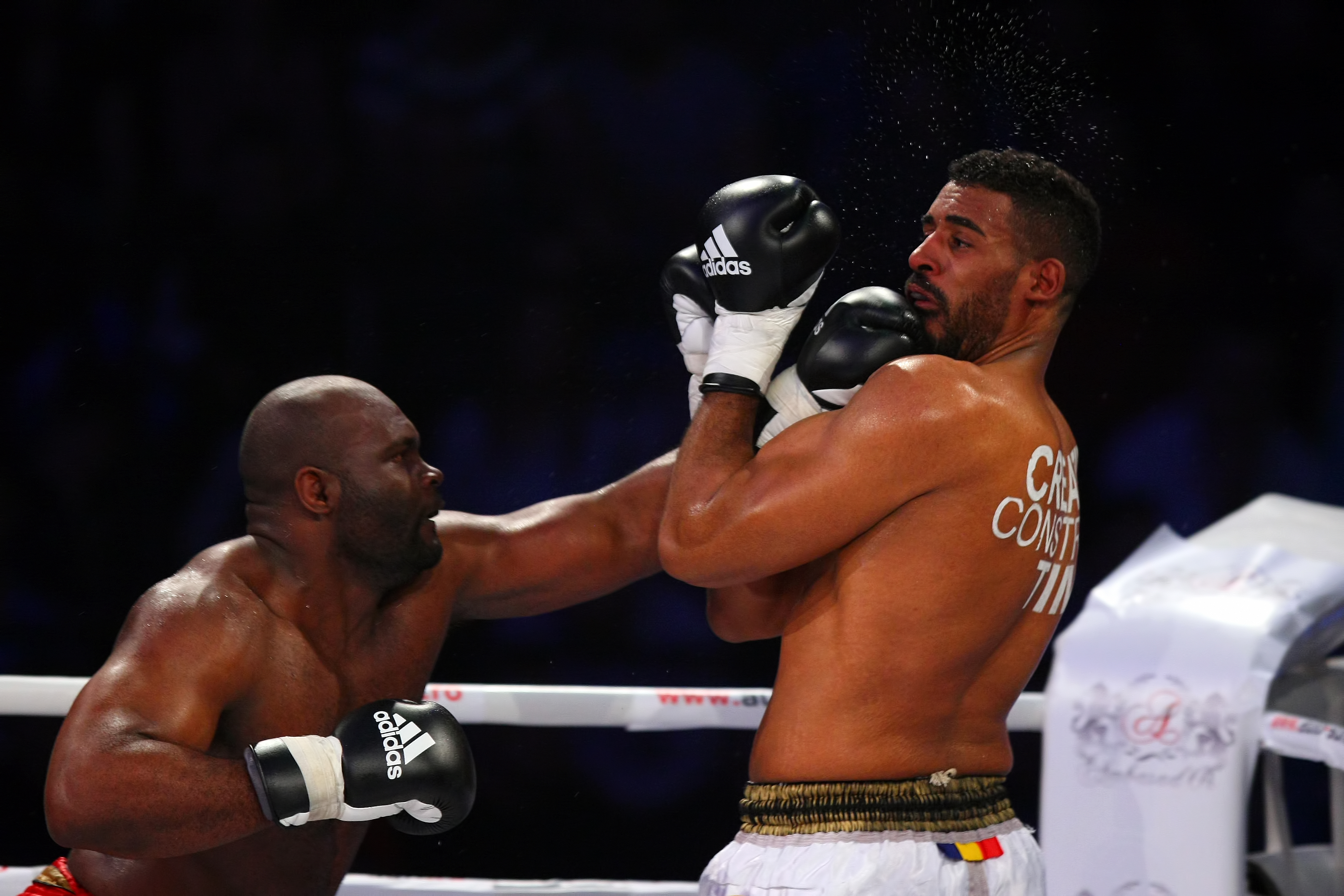 Meciul în urma căruia Amansio Paraschiv a devenit campion mondial Superkombat New Heroes! VIDEO& FOTO