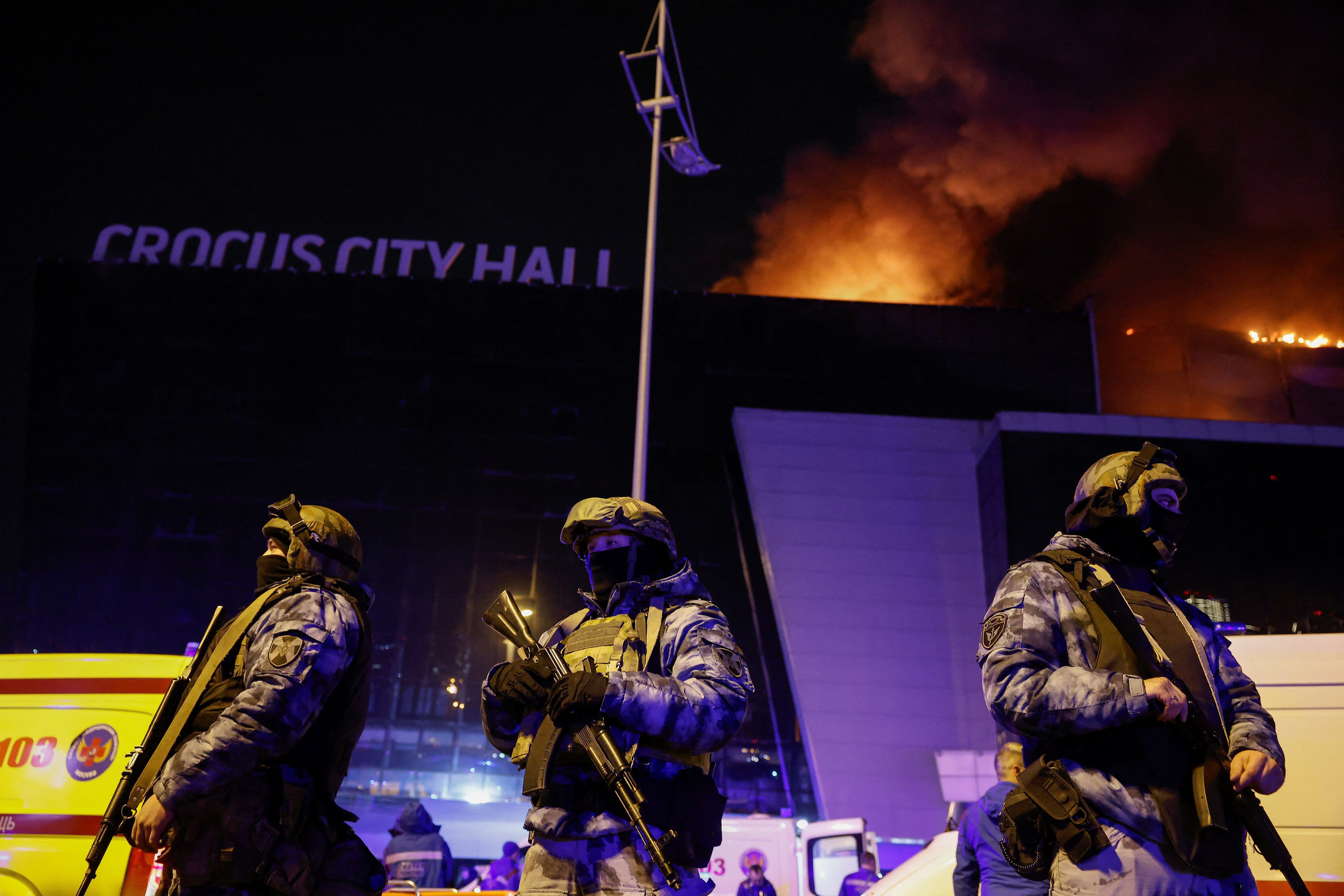 Siły bezpieczeństwa pod Krokus City Hall po ataku pod Moskwą