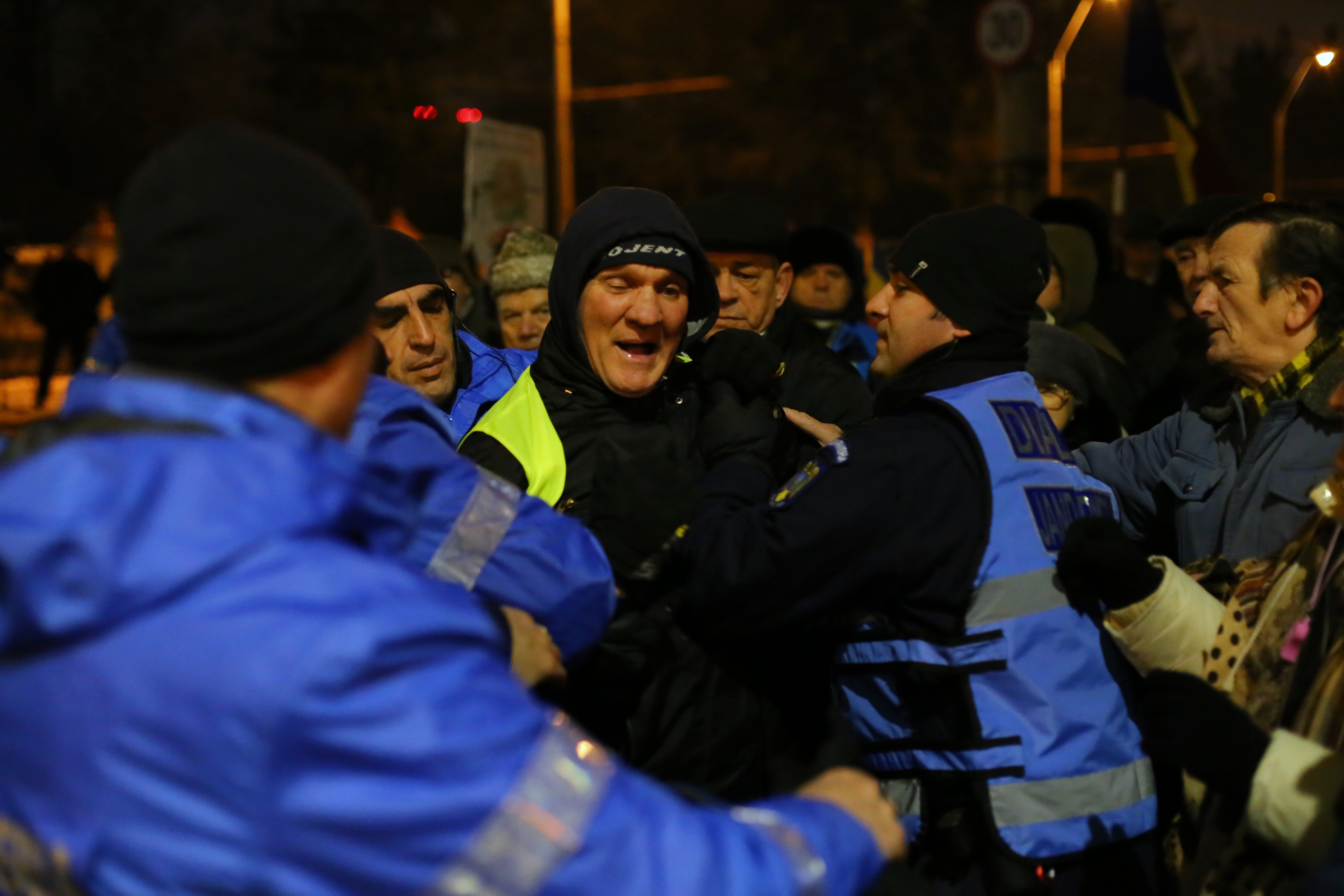 UPDATE. A 14-a zi de proteste în Capitală. Circa 1.000 de oameni s-au adunat din nou în Piața Victoriei și circa 200 la Palatul Cotroceni / FOTO