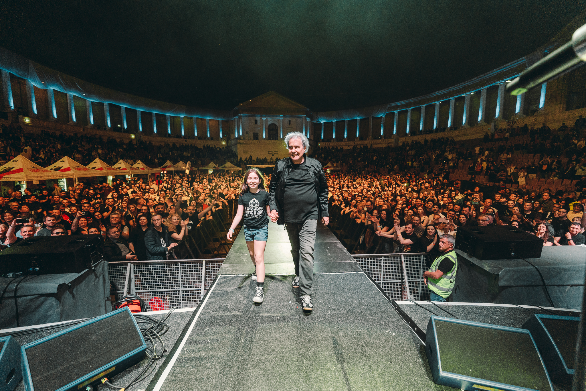 Cristi Minculescu, în genunchi pe scena de la Arenele Romane din București. Cum a apărut artistul în fața fanilor