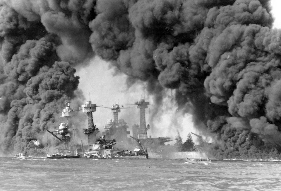 FOTO | 77 de ani de la atacul japonez de la Pearl Harbor. Fotografii incredibile din timpul masacrului