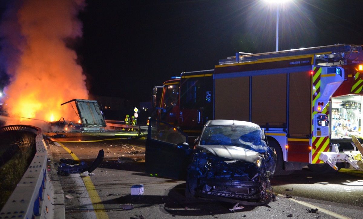Trei șoferi de TIR au murit carbonizați în camioanele lor, care au luat foc după ce s-au ciocnit pe o șosea din Franța