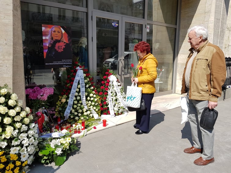 Fostele manechine crescute de Zina Dumitrescu, omagiu pentru creatoarea de modă la Casa Venus. Ce a scris Cătălin Botezatu pe coroana pentru mama Zina | FOTO
