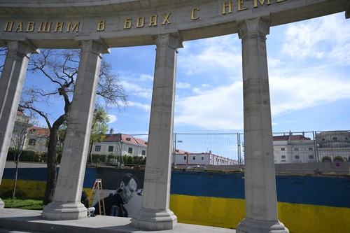 Două portrete uriașe ale lui Aleksei Navalnîi au apărut în Viena, pictate lângă un monument al soldaților sovietici care au cucerit orașul | FOTO
