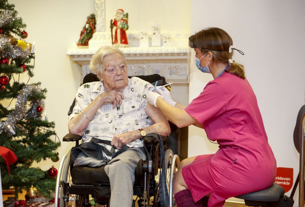 Demnitatea veteranilor români, care-și așteaptă rândul la vaccinare, după ce alte țări au început cu ei: „Nu mă grăbesc”