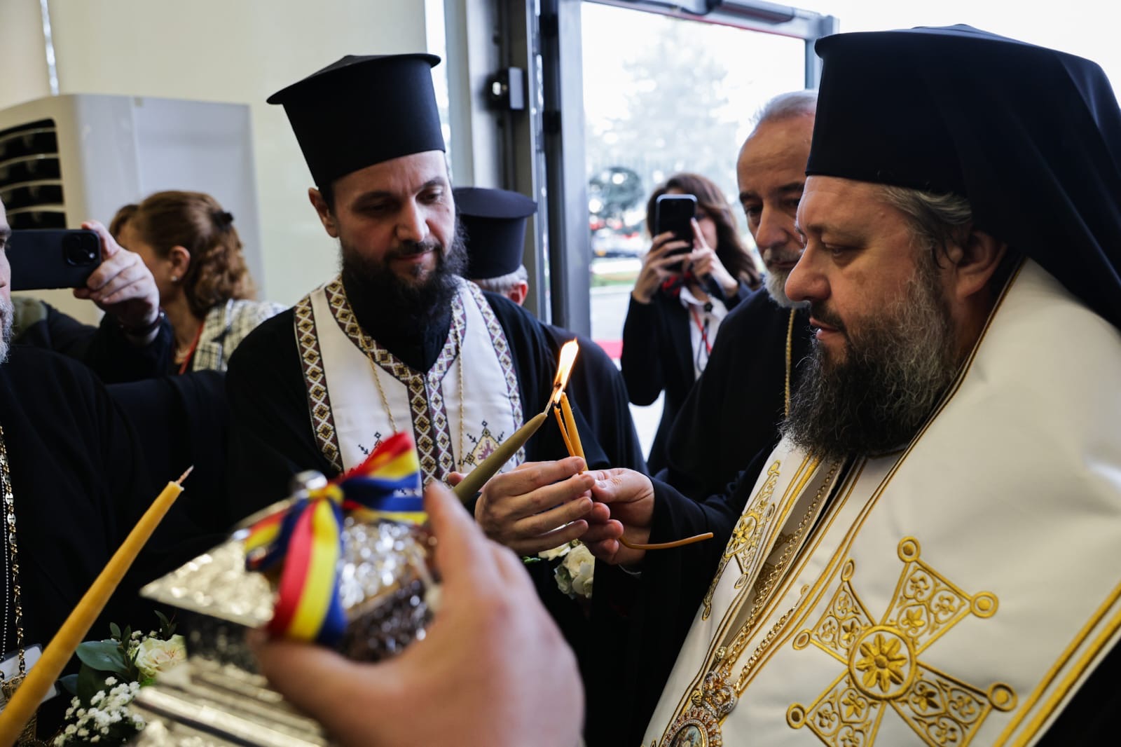 „Hristos a Înviat!” a răsunat sâmbătă la miezul nopții în întreaga Românie. „Un dar al iubirii lui Dumnezeu pentru noi toți”