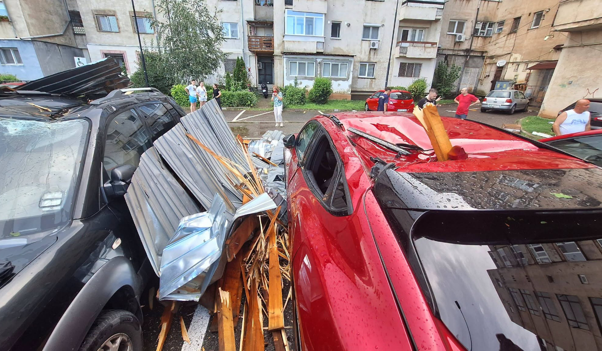 Codul roșu de furtuni a făcut prăpăd în Târgoviște: vântul a smuls și aruncat în stradă acoperișul unui bloc, zeci de copaci au fost puși la pământ
