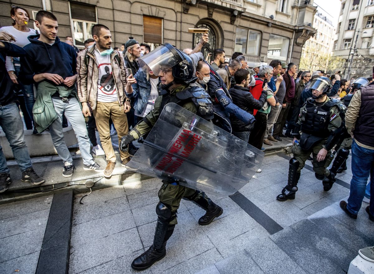 FOTO | Proteste de amploare în Serbia. Manifestanții au încercat să pătrundă în reședința președintelui Aleksandar Vucic