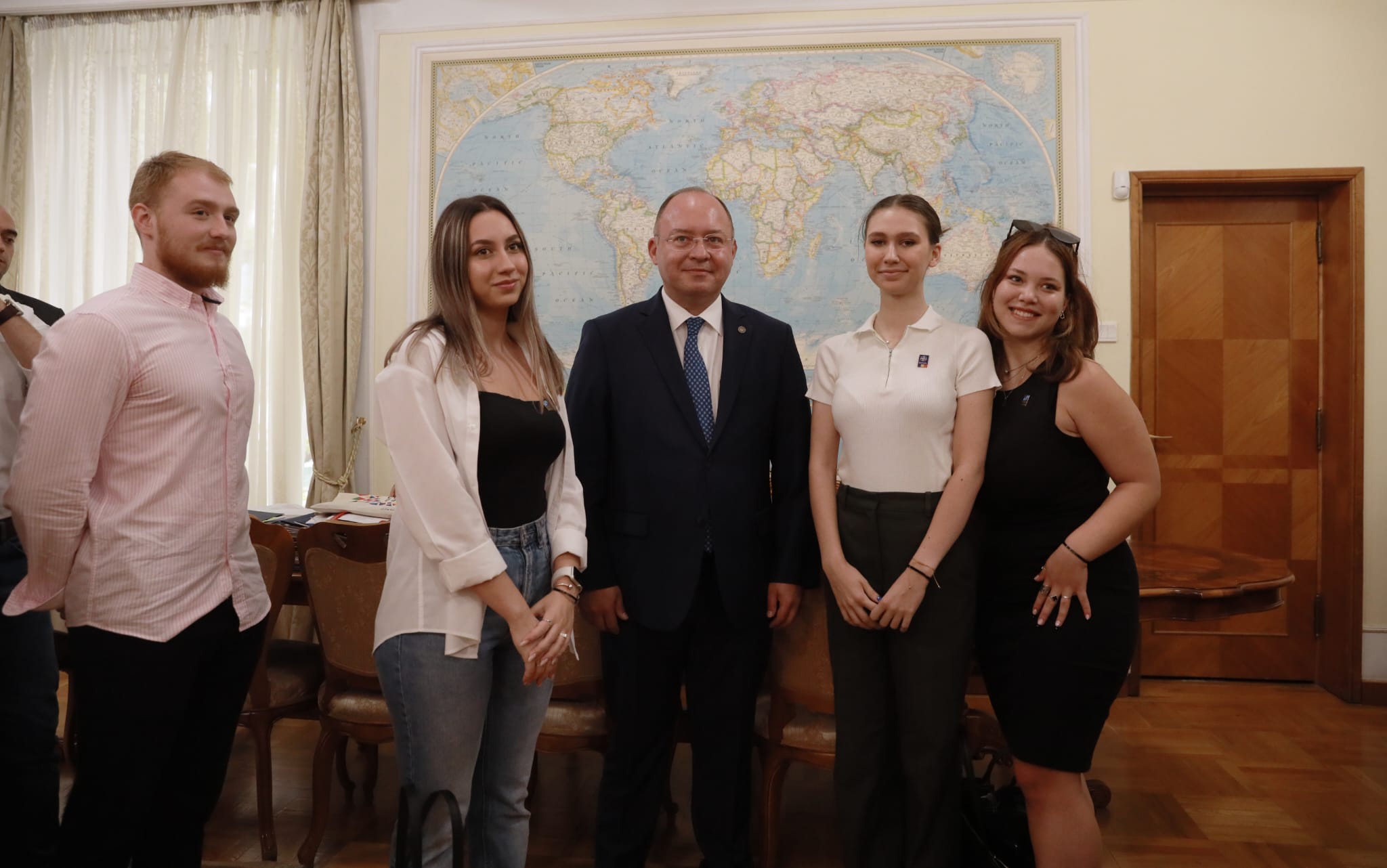 Ziua Porților Deschise la MAE, după aproape 10 ani. Cum arată biroul ministrului Bogdan Aurescu și câte persoane au vizitat clădirea
