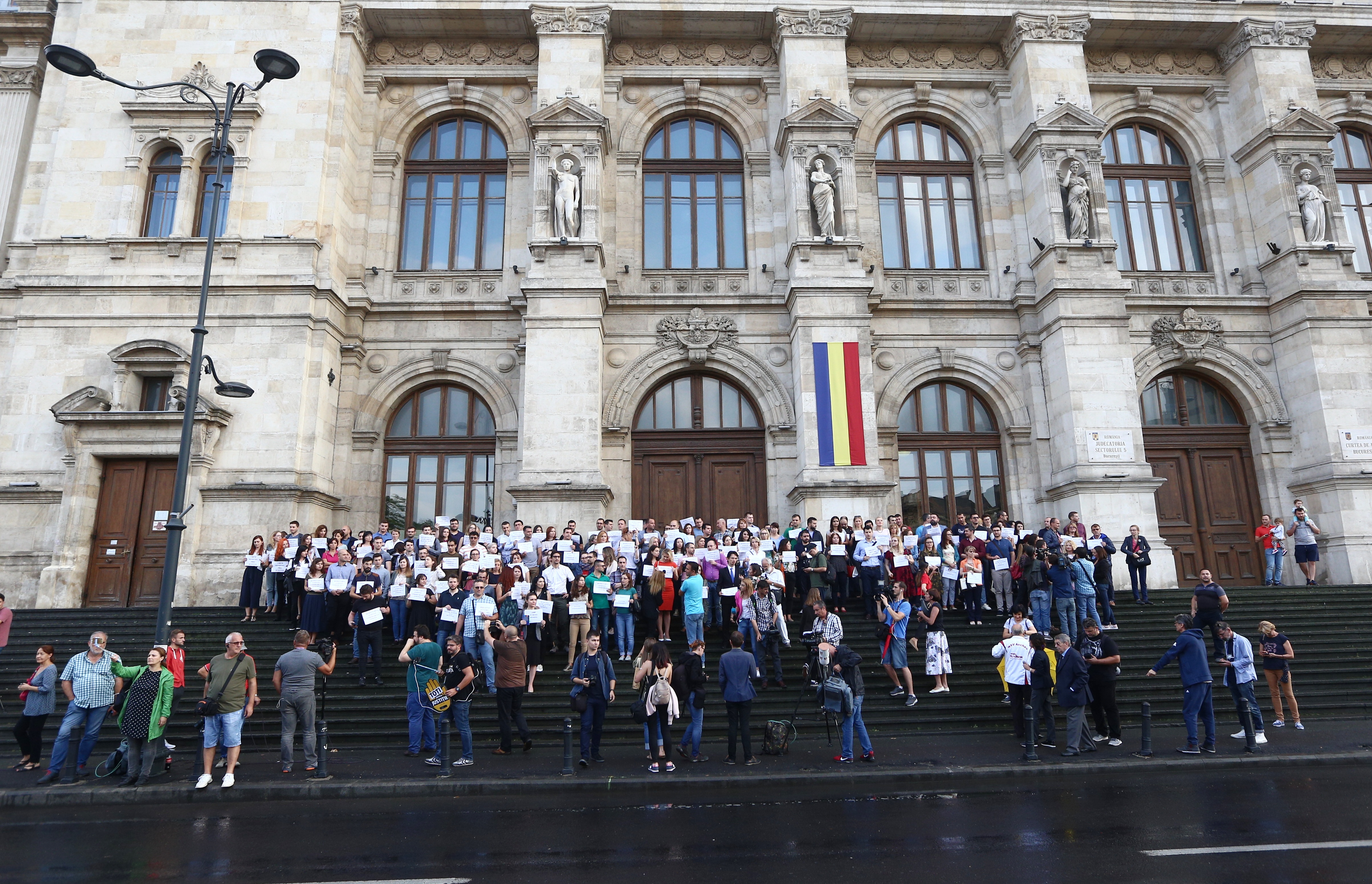 FOTO| Protestul magistraților din toată țara în fața Curții de Apel București: justiţia română este sub asalt în momentul de faţă