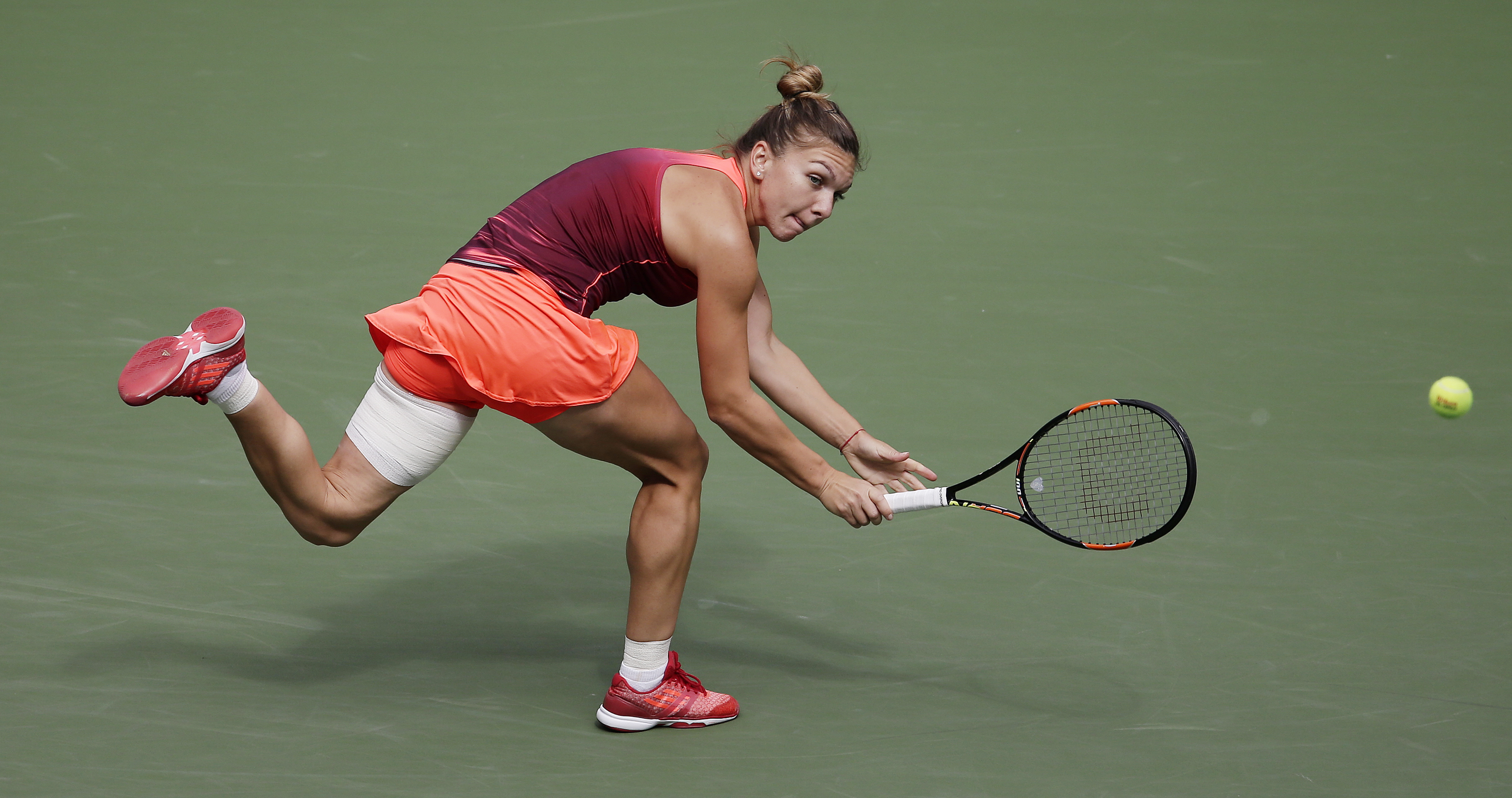 Imagine șocantă cu coapsa care o chinuie de doi ani pe Simona Halep. Dezvăluiri din tabăra echipei României de Fed Cup: ”Simona a plâns toată seara după meciul cu Pliskova. Înaintea partidei cu Kvitova, nu putea să meargă”