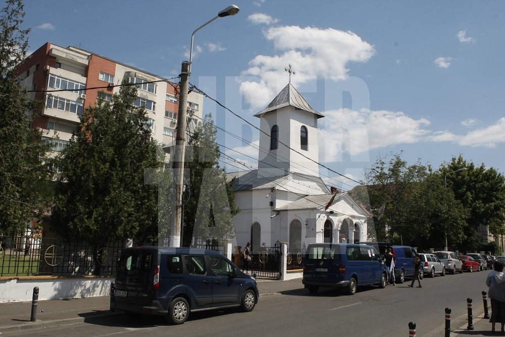 VIDEO. Înmormântarea femeii sinucigașe de la Brănești și a celor trei fetițe. Trupul neînsuflețit al mamei, depus separat la capelă / GALERIE FOTO