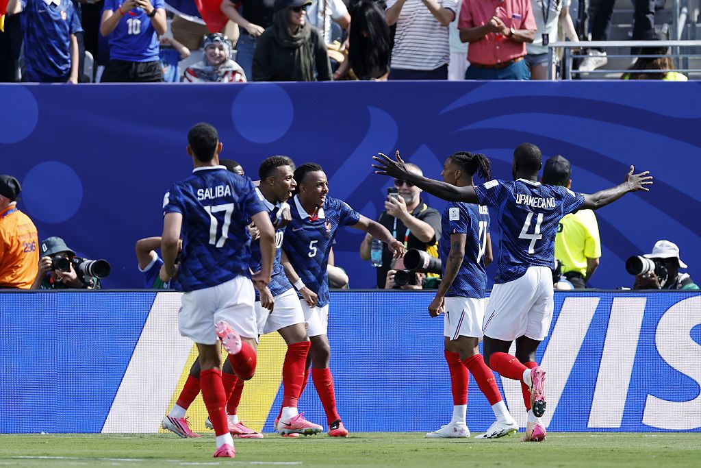 Vitatható bírói ítélet után villant Kylian Mbappé, legyőzték a mumusukat a franciák