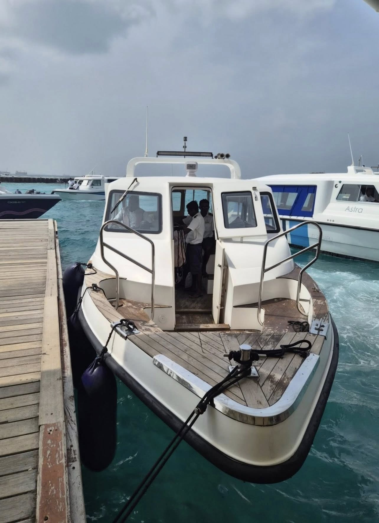 Imagini cu INNA în costum de baie, în Maldive. Cât costă o noapte în resortul de lux unde e cazată: „Meriți o vacanță”