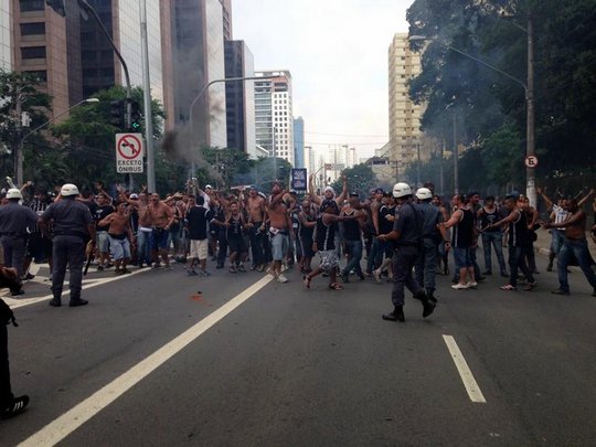 Tragedie în Brazilia. Un mort şi şapte răniţi într-un război al galeriilor / GALERIE FOTO&VIDEO