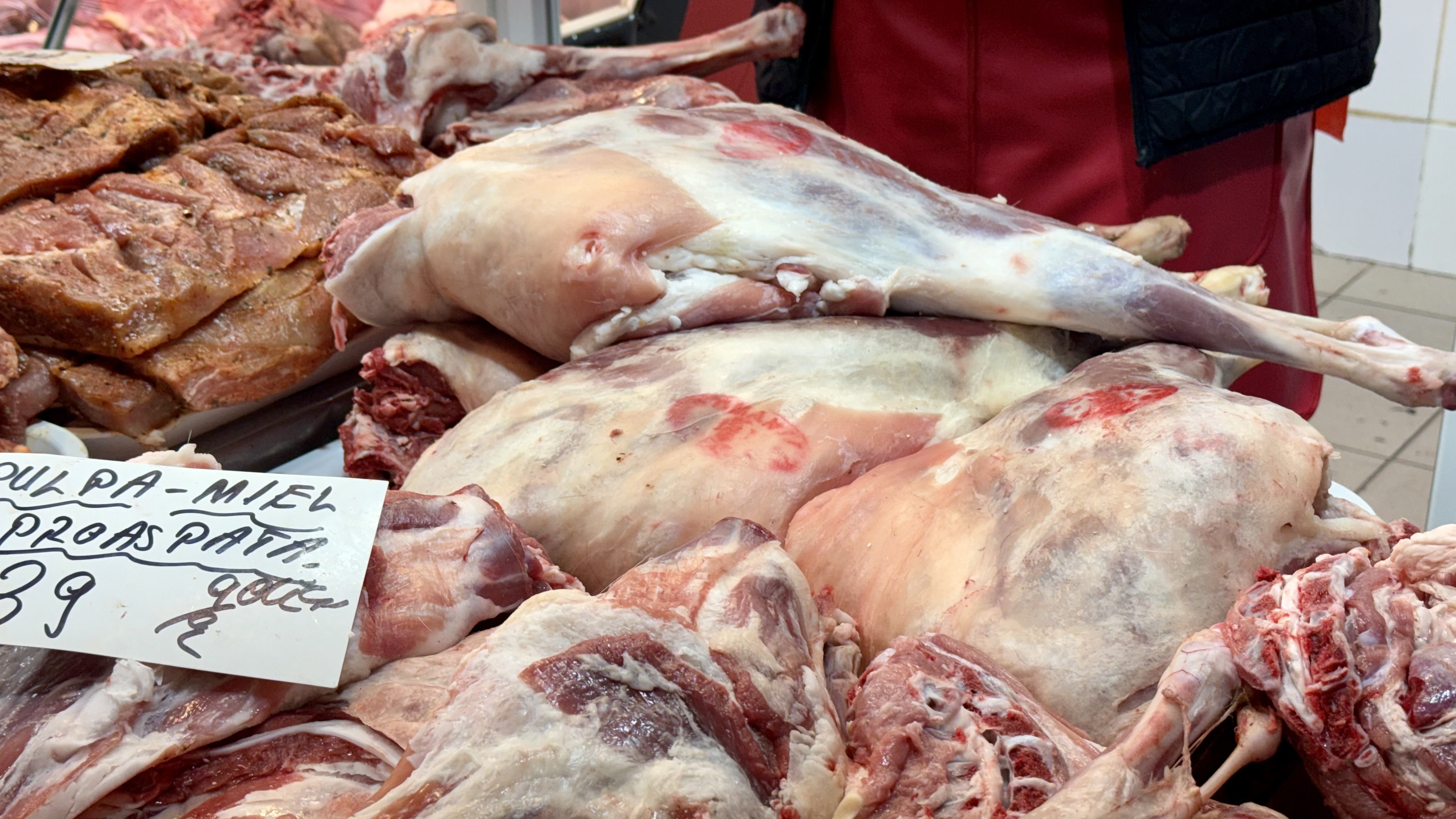 Preț miei Paște 2026. Cât costă kilogramul de carne de miel la București? „Am luat jumătate și am terminat bâlciul!”