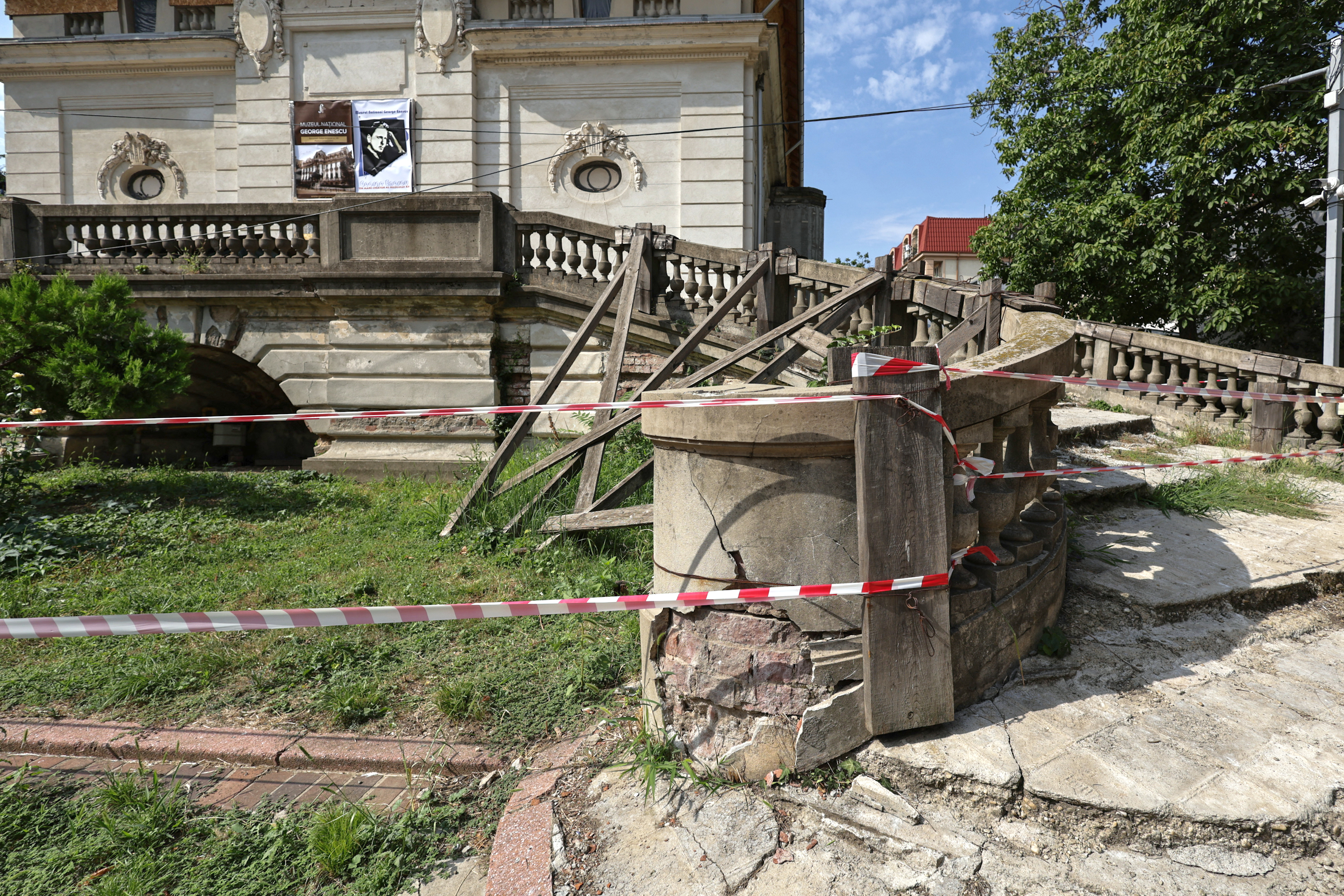 O bijuterie a Bucureștiului se luptă cu timpul, în timp ce restaurarea bate pasul pe loc