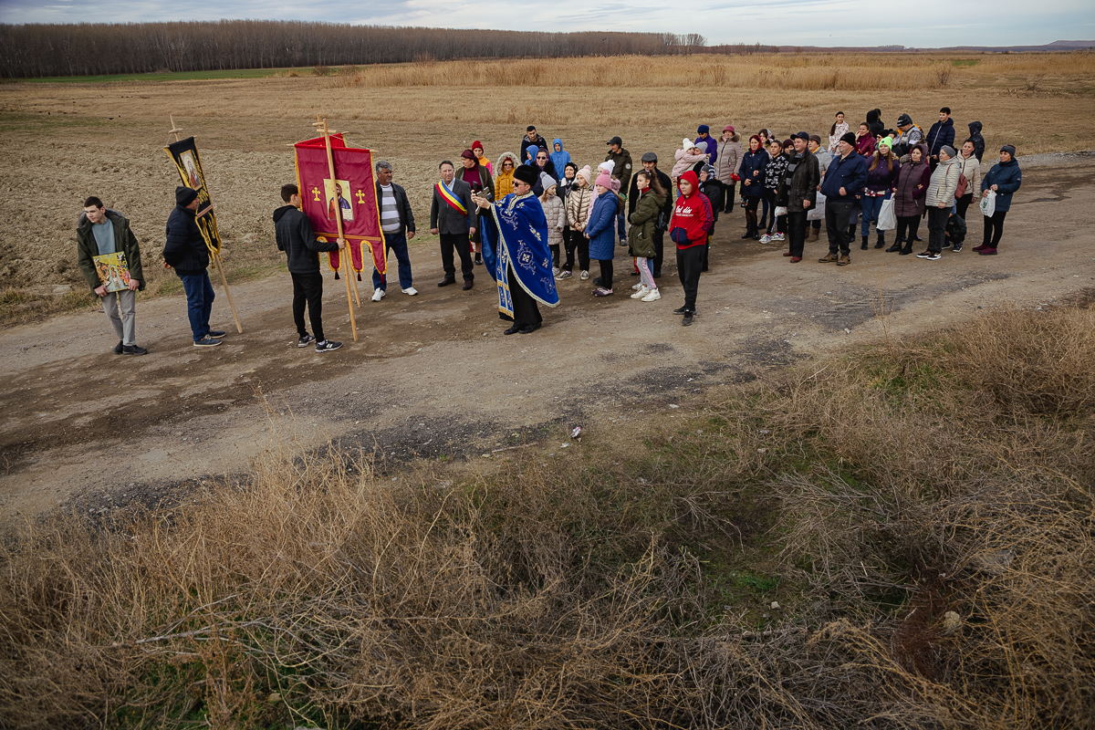 REPORTAJ Boboteaza pe malul Dunării, în comuna Ostrov: procesiune la debarcader, concurs de prins crucea și curse de cai