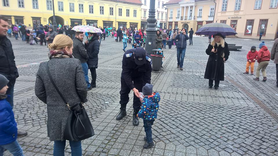 Protest al copiilor în Sibiu. Jandarmii le-au oferit dulciuri celor mici