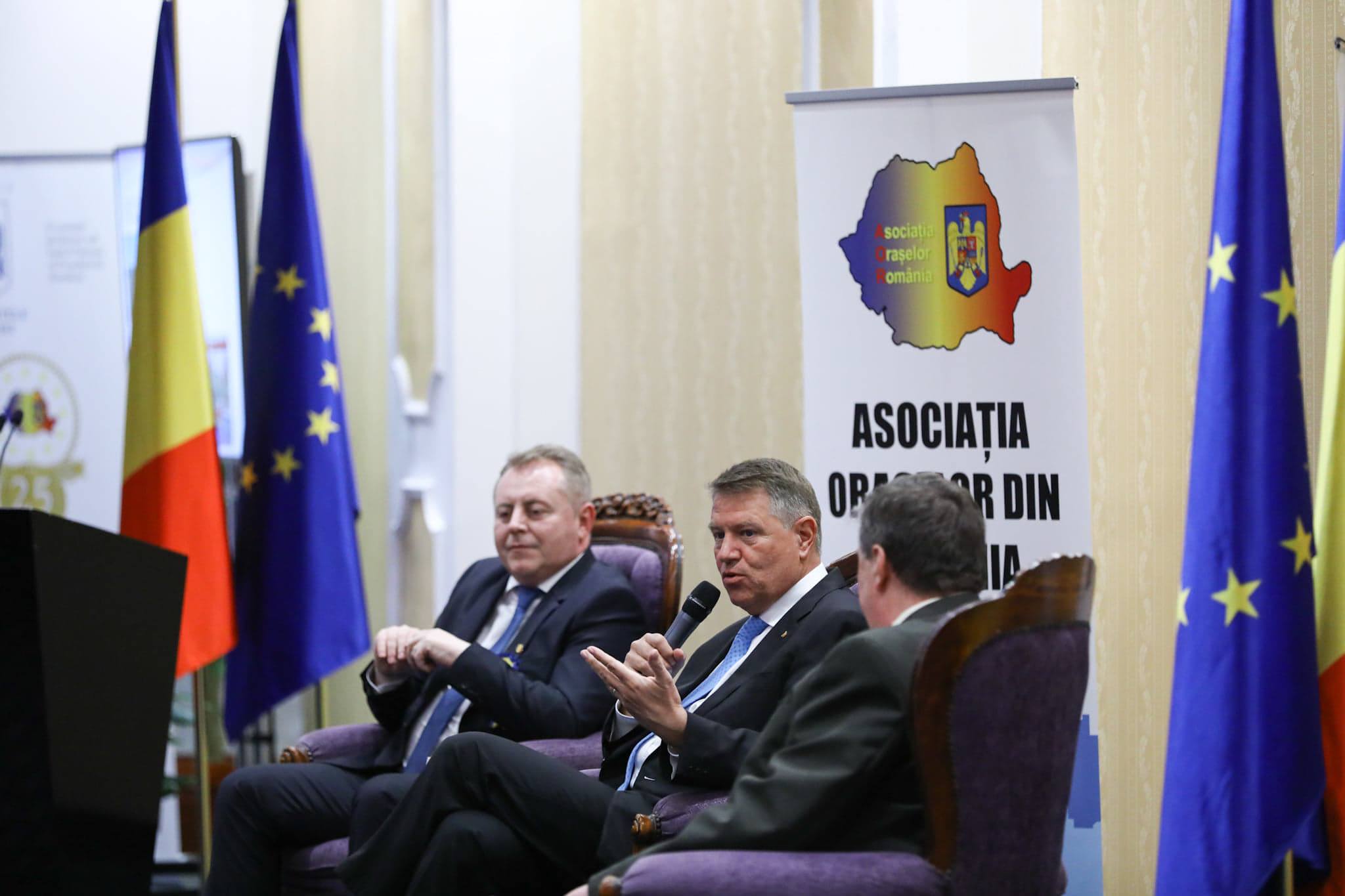 FOTO | Iohannis atacă PSD, la o întâlnire cu primarii de oraşe: "Nu doresc să se folosească bani europeni. Primarii, puşi în situaţia penibilă să stea cu mâna întinsă la Guvern"