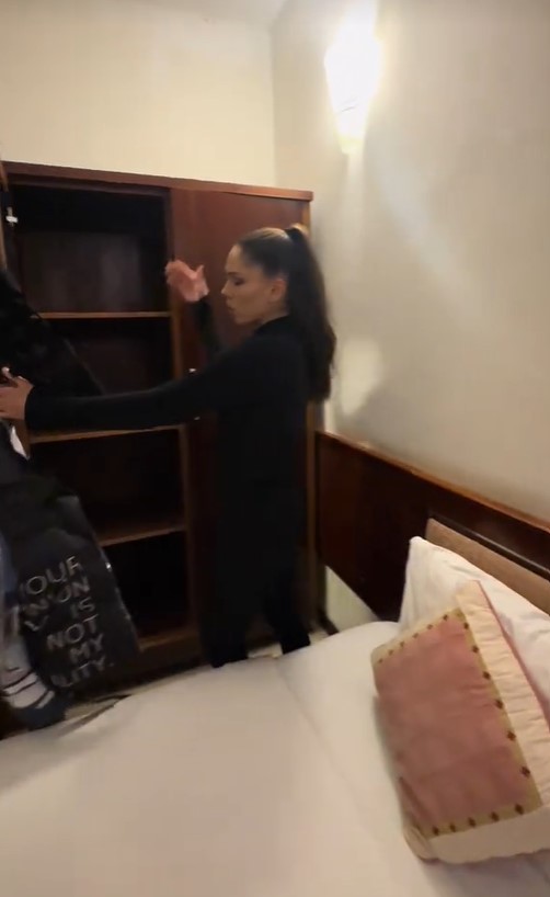 Imagini cu locul în care Irina Fodor a fost cazată la Asia Express. Camera de hotel avea mucegai pe pereți: „Miroase a șosete murdare”
