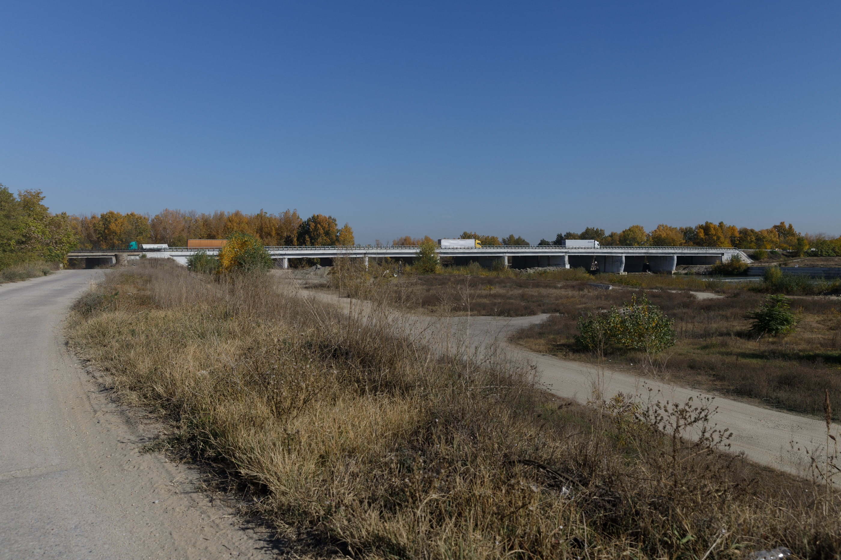 Podul de pe autostrada A1 peste care trec zilnic 40.000 de mașini arată rău: pământ surpat, structură metalică ruginită. „Necesită reabilitare, înlocuirea unor elemente”