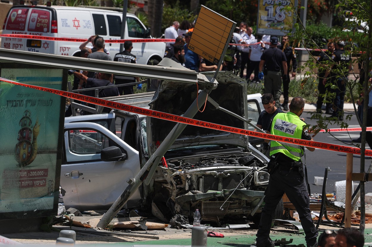 Atac terorist în Tel Aviv. Cel puțin 8 persoane, rănite după ce un atacator a intrat cu mașina în mulțime, apoi a înjunghiat un trecător