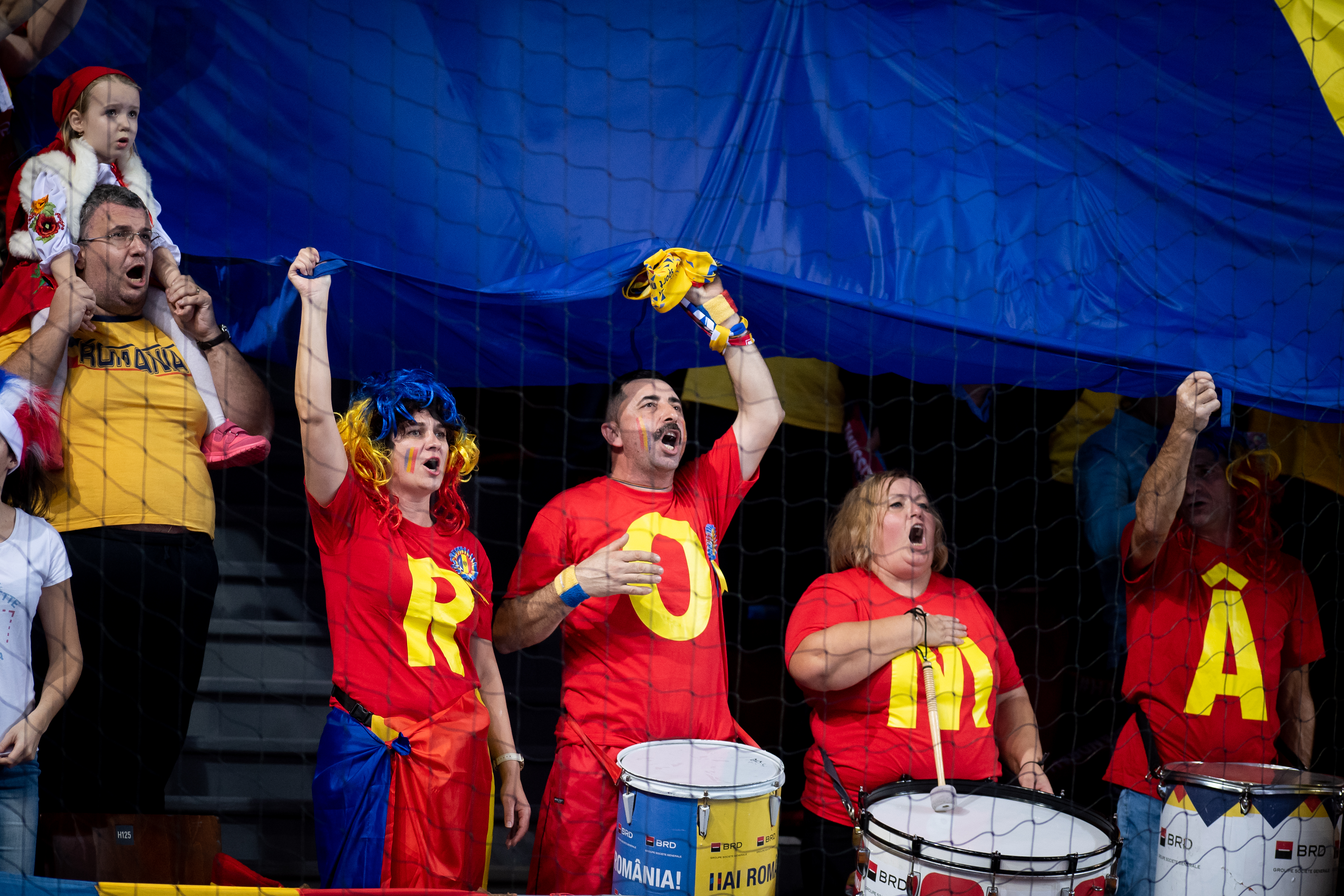 FOTO&VIDEO | Cine este toboșarul care dă tonul galeriei României la Euro 2018 de handbal feminin: "Vom da sută la sută în tribune!"
