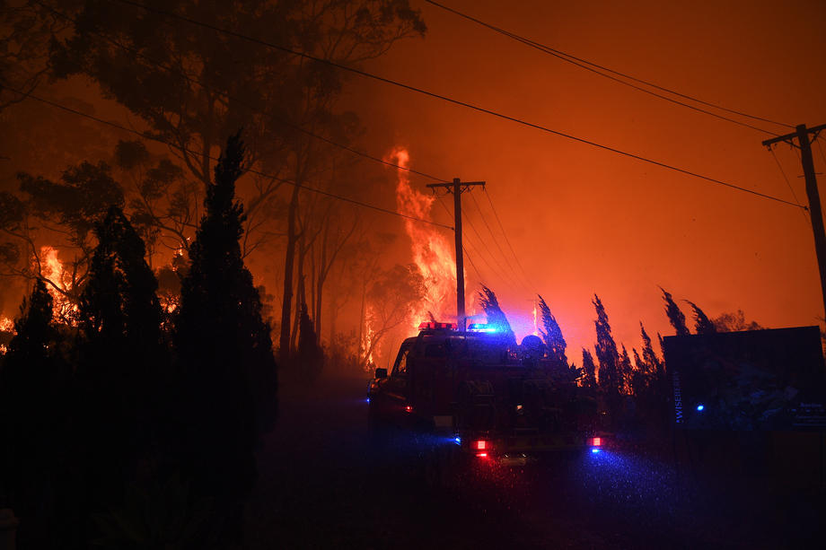 Australia e în flăcări. Incendiile sunt prea mari pentru a mai fi stinse, orașele se sufocă în fum