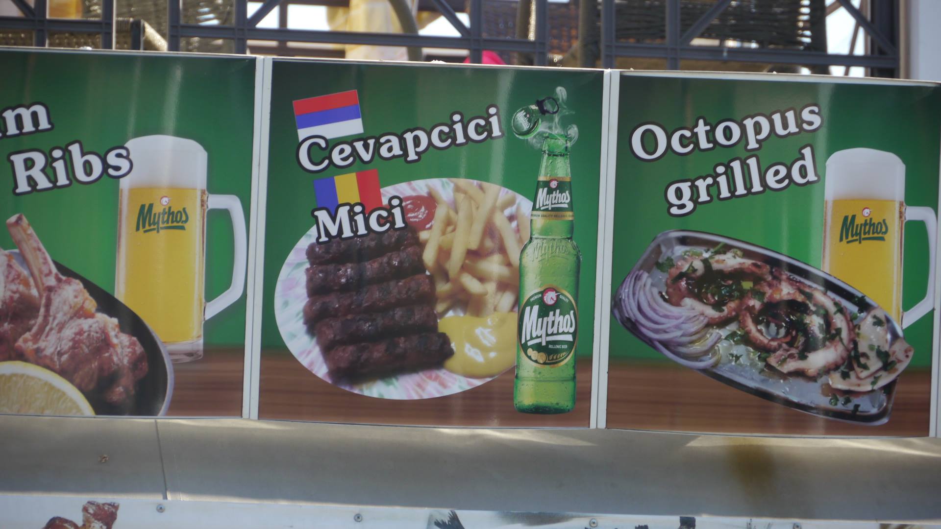 FOTO EXCLUSIV/ România a cucerit Paralia! Ciorbă de burtă și mici la tavernă, bere la pet pe plajă!