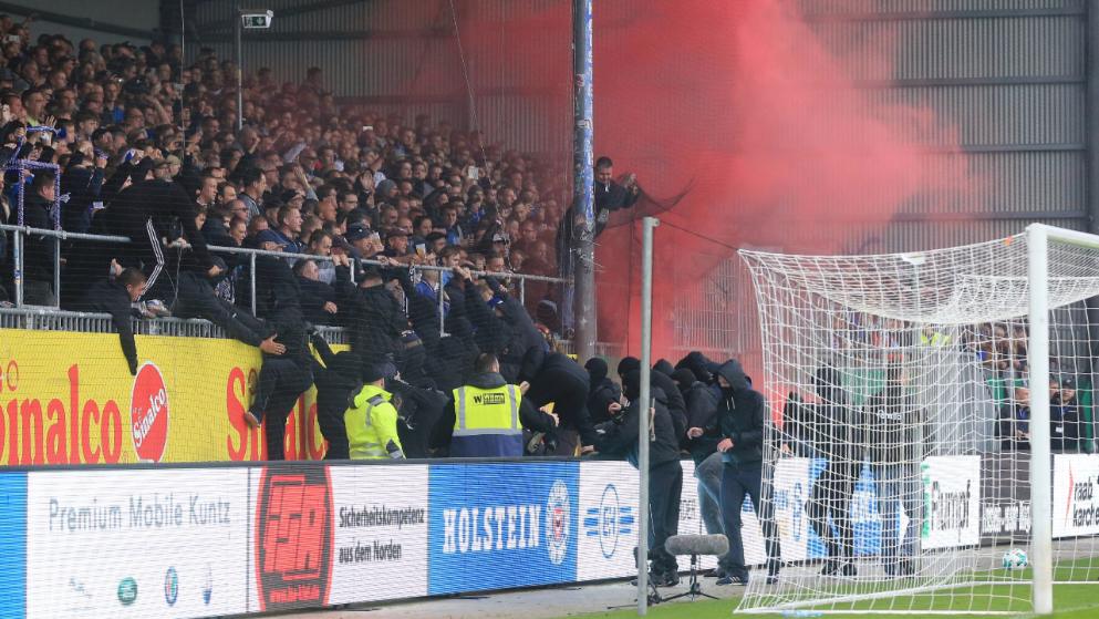 Imagini șocante înainte de meciul Kiel - St. Pauli. Huliganii au năvălit pe teren și s-au bătut cu forțele de ordine / FOTO&VIDEO