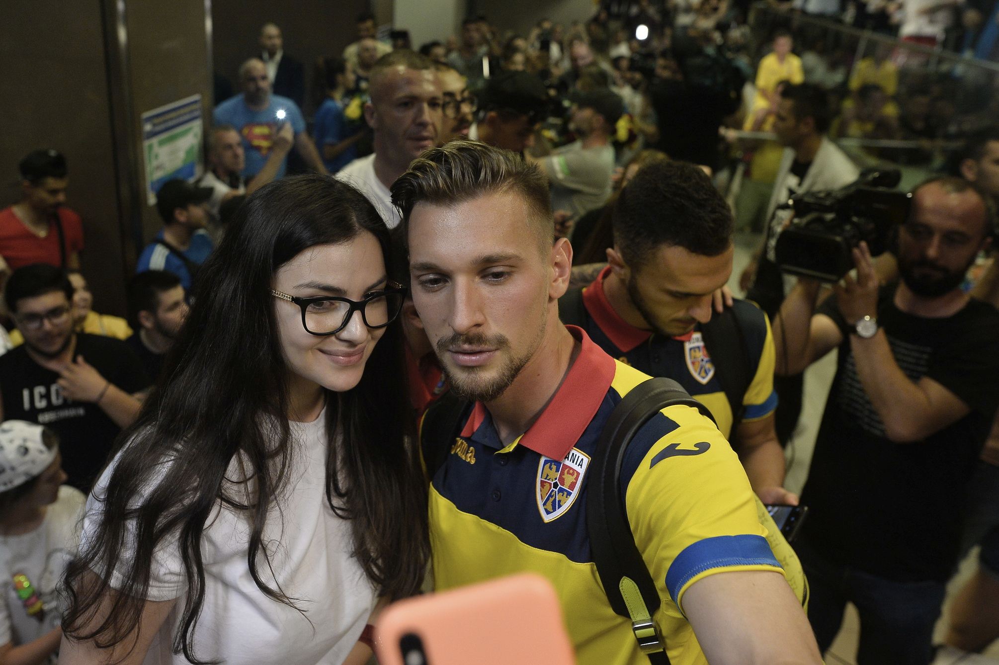 VIDEO | S-au întors eroii. Naționala de tineret, așteptată de sute de fani la aeroport