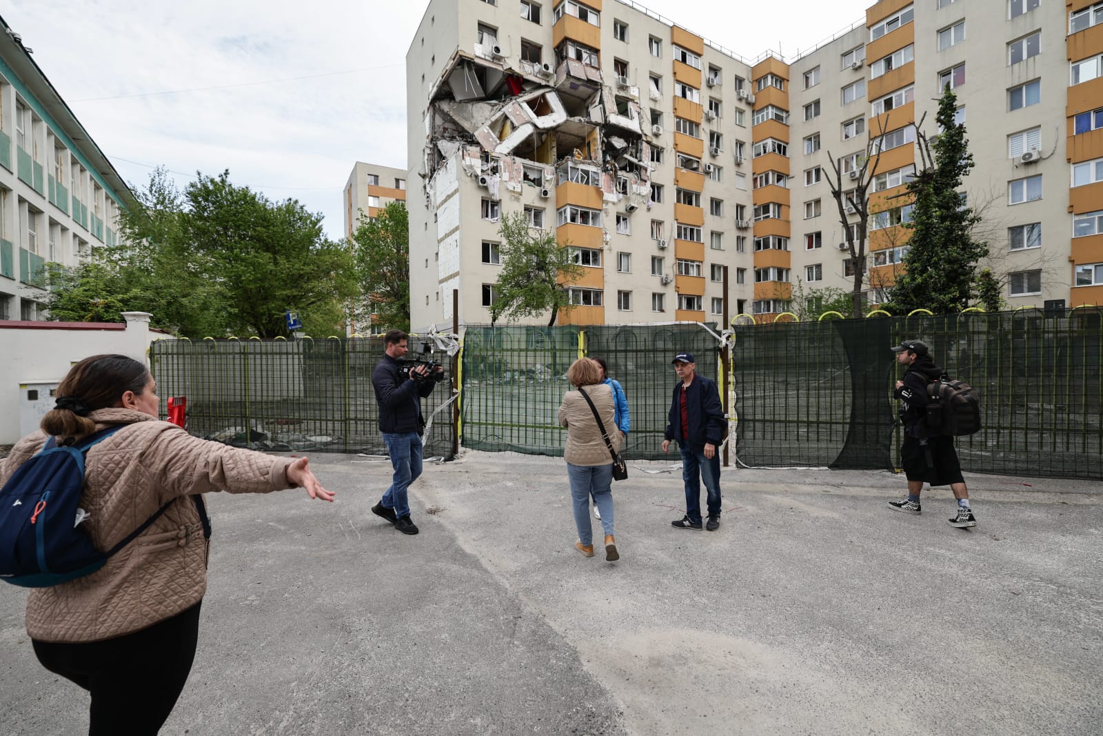 Locatarii blocului care a explodat în Rahova acum 6 luni sunt disperați: „Nimeni nu ne ajută. Venim ca proștii pe aici, ne uităm și plecăm”