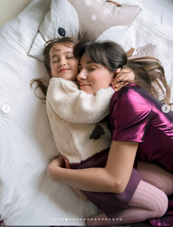Tradiția pe care Dana Rogoz și familia ei o respectă în fiecare an, după ce împodobesc bradul de Crăciun. Imagini din casa vedetei. „E perfect”
