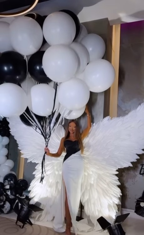Bianca Drăgușanu, petrecere de ziua de naștere ca o nuntă. S-a îmbrăcat în alb, lăutarii au cântat, iar Gabi Bădălău i-a închiriat restaurantul familiei