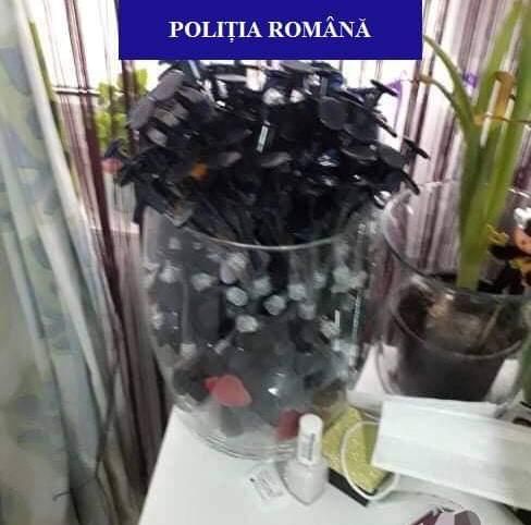 Fals medic estetician din Oradea, descoperit de polițiști. Femeia făcea injecții cu acid hialuronic în buze și cearcăne, deși nu are aviz de liberă practică / FOTO