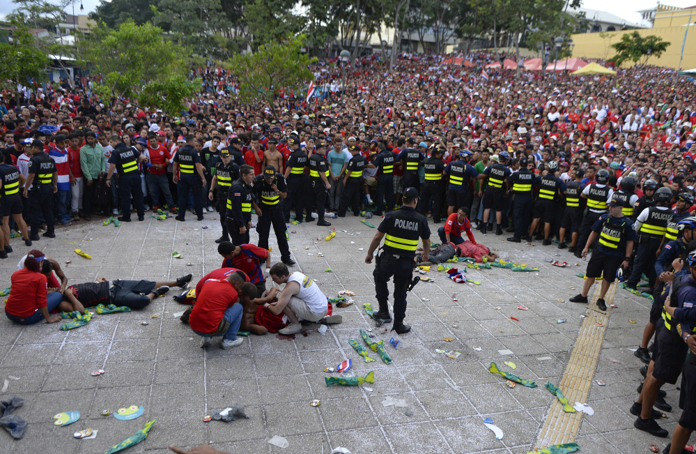 FOTO / Imagini şocante cu suporteri costaricani!!! S-au tăiat între ei!