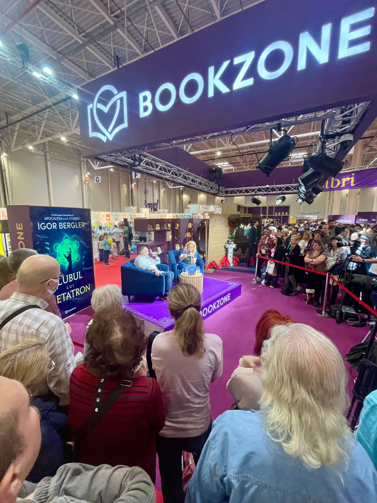 Record de vânzări la Bookfest 2025. Câte cărți s-au vândut doar într-o singură zi