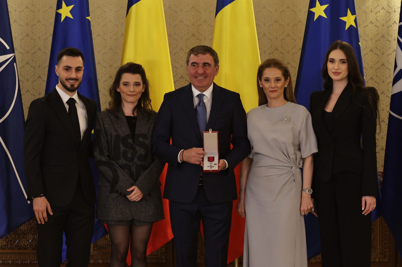 De ce a lipsit Ianis Hagi de la Palatul Cotroceni, unde Gică Hagi a fost decorat de Ilie Bolojan