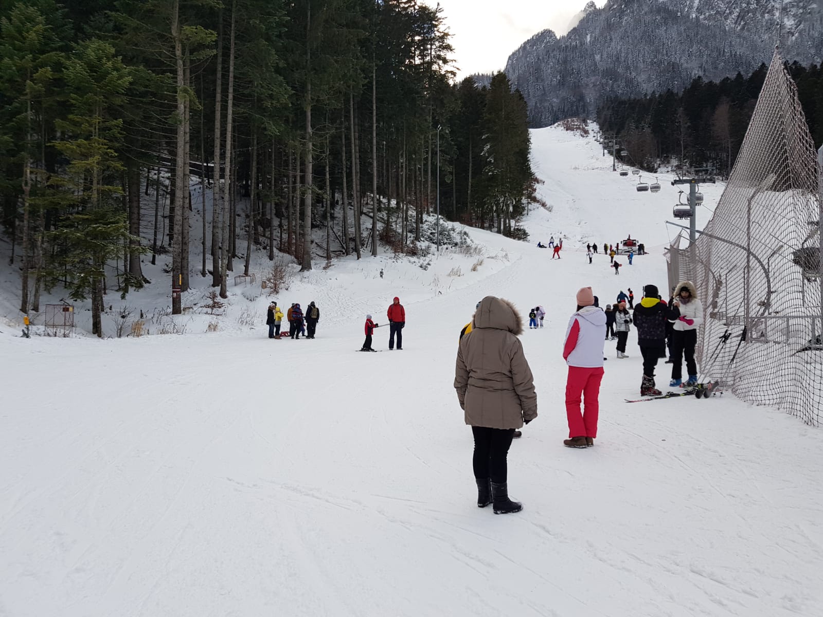 FOTO/ Pârtiile de pe Valea Prahovei au fost arhipline în primele zile ale noului an. La Azuga, încep taberele de schi pentru copii