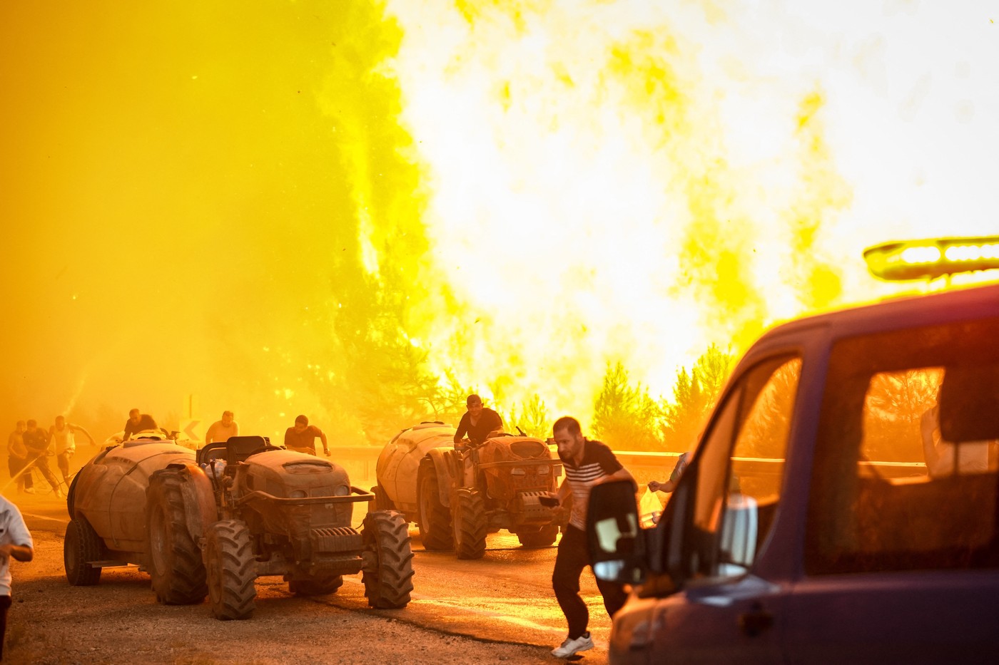 Tornadă de foc în Turcia, "diavolul de foc" e rezultatul caniculei și vântului puternic și fierbinte. 13 persoane au murit, drumuri blocate și oameni evacuați | VIDEO