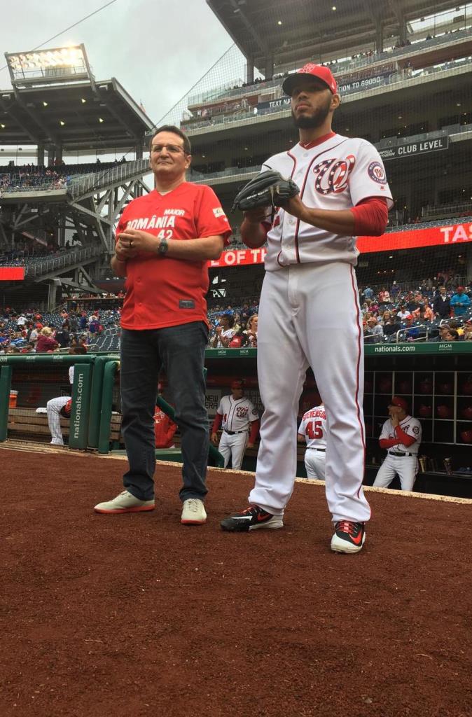 FOTO. George Maior a dat lovitura de începere la un meci de baseball; Centenarul, aniversat pe stadionul Washington National