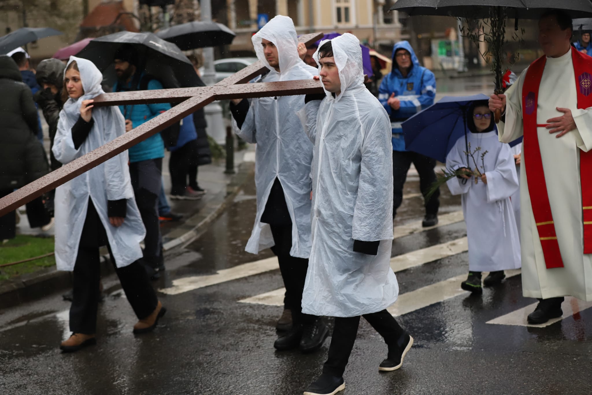 Floriile Catolice 2026: Cum sărbătoresc șvabii și maghiarii Virágvasárnap în marile orașe din Ardeal