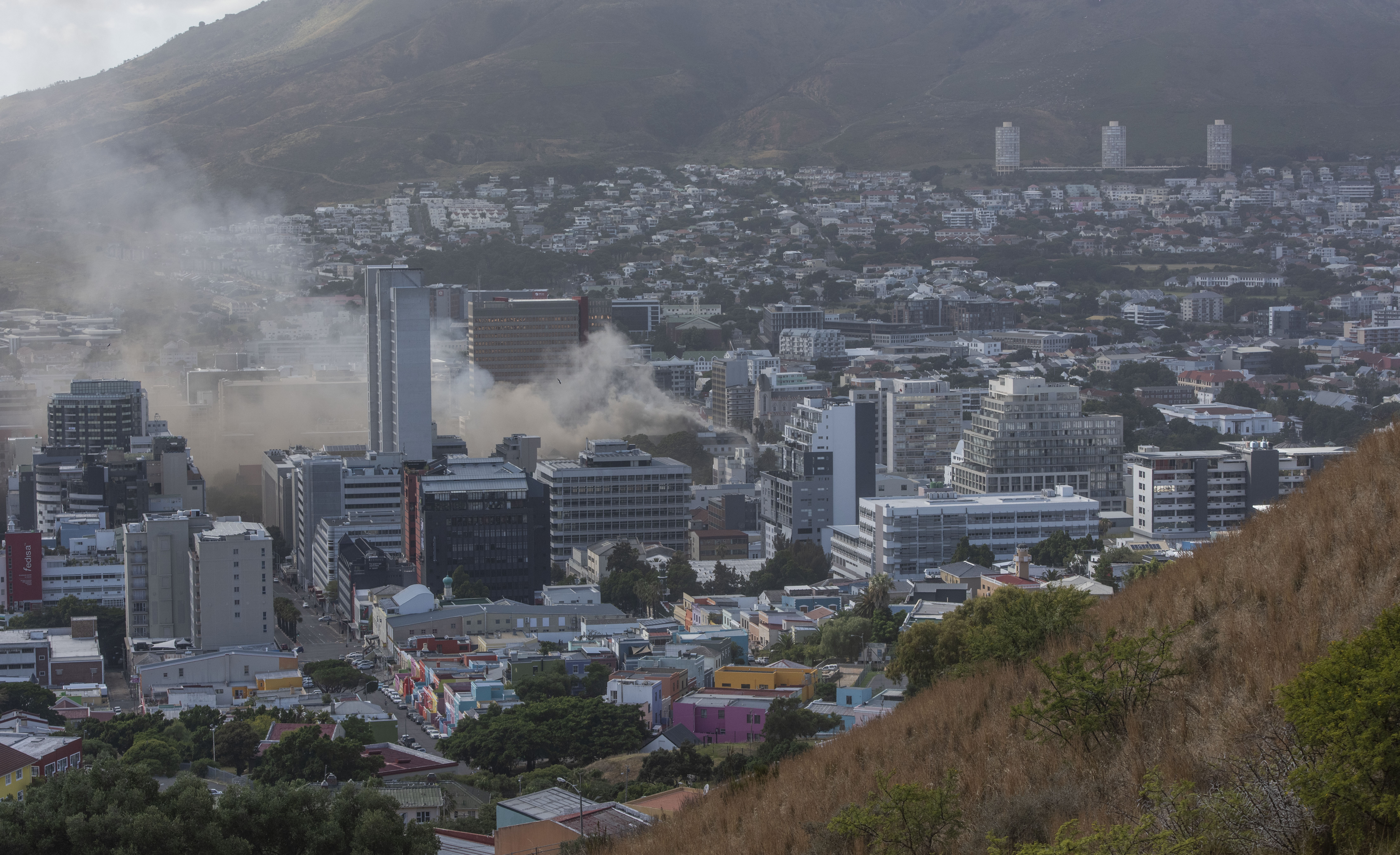 VIDEO | Clădirea Parlamentului din Cape Town, distrusă parțial de un incendiu