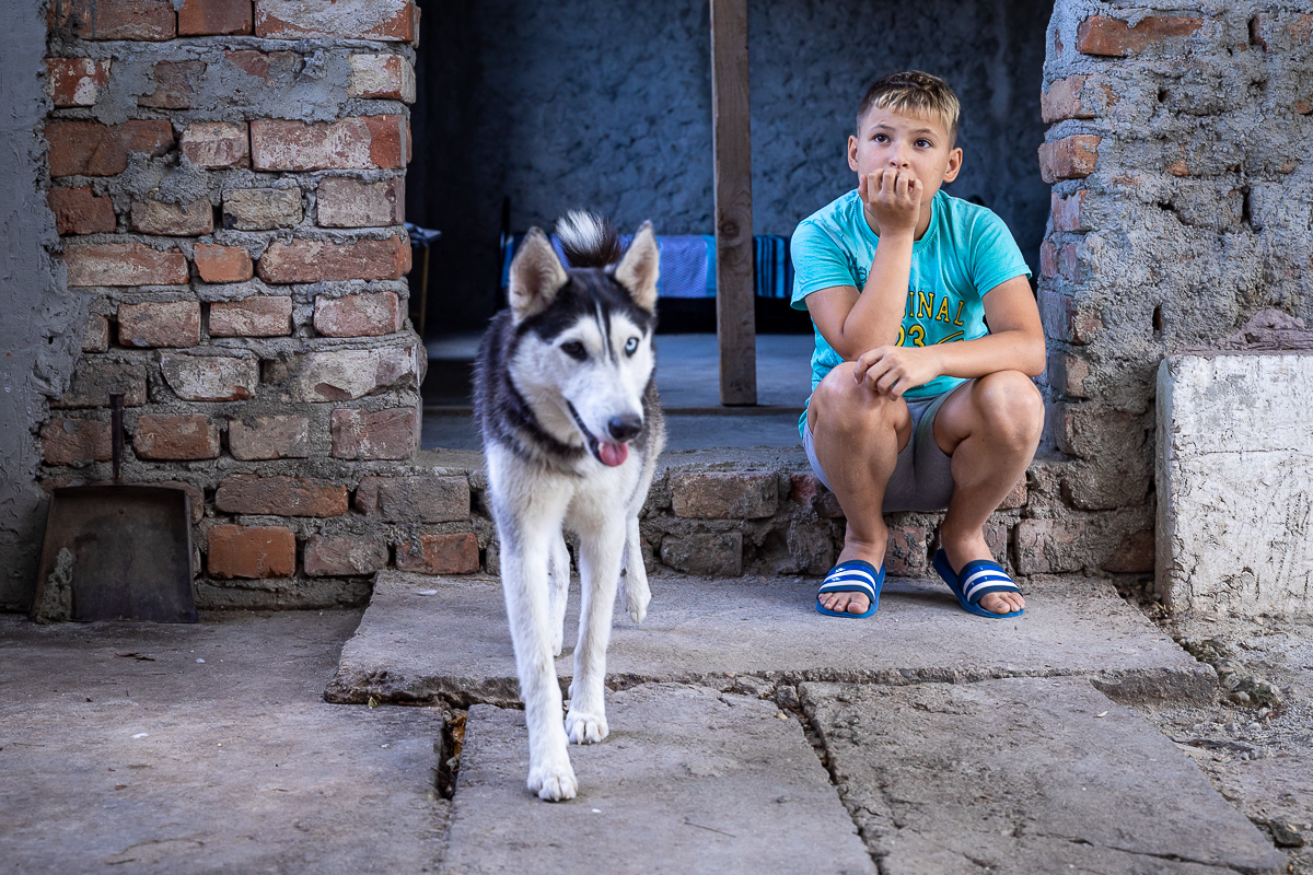 La 19 ani, abandonat de părinţi, Cristi pune pâinea pe masă şi îşi creşte fratele mai mic! “Mama ne-a luat şi televizorul când a plecat”
